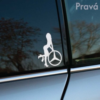 Samolepka s vyrezanou siluetou ženy opierajúcej sa o logo Mercedes, prispôsobená pre pravú stranu vozidla.