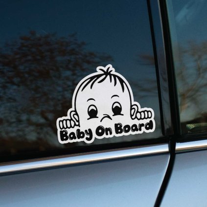 Tlačená nálepka “Baby On Board” s motívom chlapčeka vykúkajúceho spoza okraja, v jednoduchom čierno-bielom kreslenom štýle.