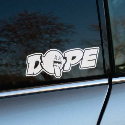 Plotrovaná nálepka so slovom „DOPE“, kde písmeno O tvorí vtipná postavička ducha s vyplazeným jazykom.