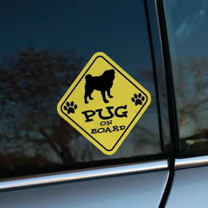 Tlačená nálepka v tvare dopravnej značky s obrysom mopslíka, nápisom „Pug on board“ a dvoma labkami.
