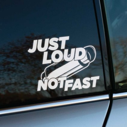 Biela vtipná nálepka na bočnom okne auta s nápisom „Just Loud Not Fast“ a ilustráciou výfuku. Táto nálepka je určená pre milovníkov áut, ktorí si cenia zvuk svojho auta viac než jeho rýchlosť. Nálepka je nalepená na zadnom bočnom okne tmavého auta, čo zdôrazňuje kontrast medzi čiernym pozadím a bielym textom. Ideálna voľba pre tých, ktorí chcú ozdobiť svoje auto originálnym a humorným prvkom.