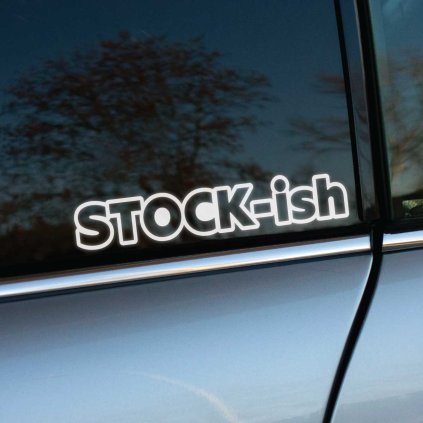 Plotrovaná nálepka „STOCK-ish“ s tučným fontom a jemným nadhľadom, ideálna pre jemne upravené vozidlá.