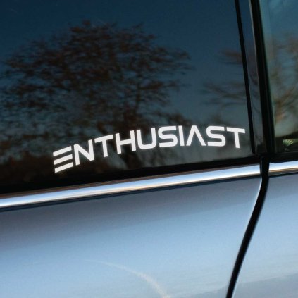 Plotrovaná nálepka „ENTHUSIAST“ s nakloneným E, minimalistický dizajn pre fanúšikov áut a úprav.