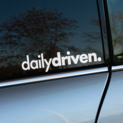Plotrovaná nálepka „dailydriven.“ v jednoduchom modernom dizajne, určená pre každodenné projekty.