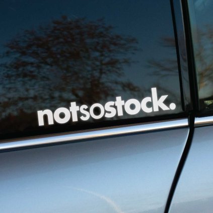 Plotrovaná nálepka s moderným lineárnym dizajnom a bodkou na konci, ktorá obsahuje presný textový nápis v znení notsostock.