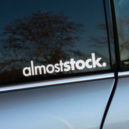 Plotrovaná nálepka almoststock – Textová nálepka so zvýrazneným slovom „stock“ a minimalistickým bodkovým zakončením.