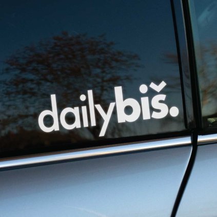 Plotrovaná nálepka dailybiš – Text v jednoduchom písmovom štýle s diakritikou, zakončený výraznou bodkou ako dizajnový prvok.