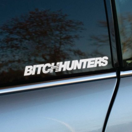 Provokatívna nálepka s nápisom "Bitch Hunters" na bočnom okne auta pridáva vášmu vozidlu výrazný a drzý štýl. Ideálna pre tých, ktorí chcú vyjadriť svoju odvahu a neboja sa byť v centre pozornosti. Táto originálna dekorácia je skvelým doplnkom pre personalizáciu auta a upúta pozornosť na cestách.