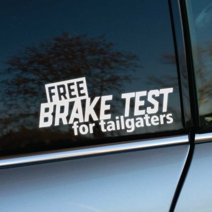 Vtipná nálepka na zadné sklo auta s textom "FREE BRAKE TEST for tailgaters" je ideálnym riešením pre všetkých vodičov, ktorí chcú odradiť tých, čo sa lepia na nárazník. Táto nálepka pridáva vášmu autu osobitý charakter a zároveň slúži ako výstraha pre nedočkavých vodičov. Perfektný doplnok pre každého, kto má rád humor a chce si zabezpečiť dostatočný odstup od ostatných vozidiel na ceste. Nálepka je aplikovaná na sklo Mini Cooper, čo dodáva popisu autentičnosť.