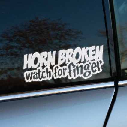 Biela nálepka na bočnom okne auta s humorným nápisom „Horn Broken, Watch for Finger“ v hravom písme. Tento vtipný odkaz dáva ostatným vodičom jasne najavo, že ak klaksón nefunguje, reakcia majiteľa auta môže byť vyjadrená iným, menej priateľským spôsobom. Nálepka je skvelým spôsobom, ako pridať svojmu vozidlu štipku sarkazmu a osobitosti. Ideálna pre vodičov, ktorí sa radi vyjadrujú s humorom a nadhľadom na cestách.