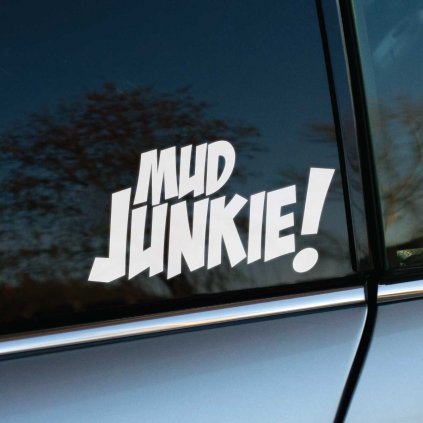 Plotrovaná nálepka „Mud Junkie!“ s výrazným textovým dizajnom. Skvelá nálepka na auto pre milovníkov jazdy v blate a offroad terénov.