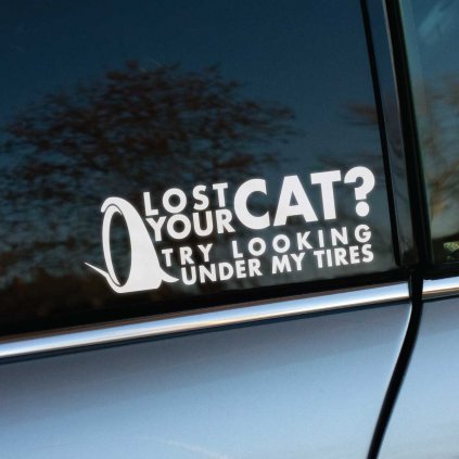 Biela nálepka s vtipným nápisom „Lost your cat? Try looking under my tires“ je nalepená na bočnom okne auta. Táto nálepka je určená pre vodičov s jemne provokatívnym humorom, ktorí chcú pridať svojmu autu dávku osobitosti. Jednoduchý dizajn a kontrastný biely text na tmavom okne zaisťujú, že nálepka okamžite upúta pozornosť. Ideálna pre tých, ktorí hľadajú originálny a zábavný spôsob, ako vyjadriť svoj štýl na cestách.