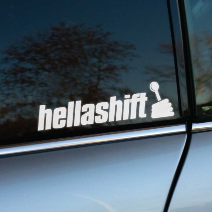 Plotrovaná nálepka hellashift – Nápis s ikonou radiacej páky v plnej výmene, vhodná pre autá s manuálnou prevodovkou.