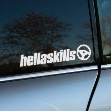 Plotrovaná nálepka s ikonou trojramenného volantu a nápisom písaným tučným bezpätkovým písmom v znení hellaskills.