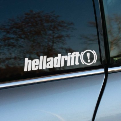 Plotrovaná nálepka s ikonou výstražnej kontrolky ručnej brzdy a nápisom písaným tučným písmom v znení helladrift.