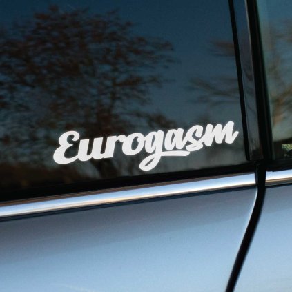 Plotrovaná nálepka Eurogasm, vyrezávaný text v elegantnom písanom fonte s podčiarknutím, minimalistický biely dizajn na skle auta.