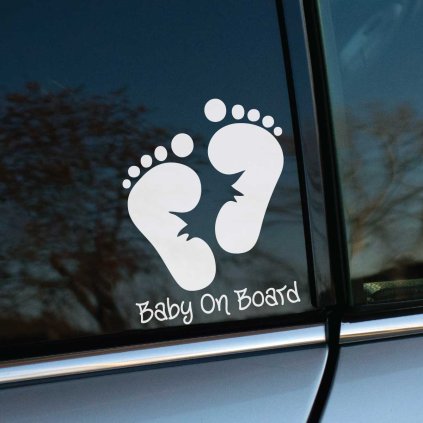 Plotrovaná nálepka dvoch detských stôp so zúbkovaným výrezom v strede a nápisom v presnom znení Baby On Board.