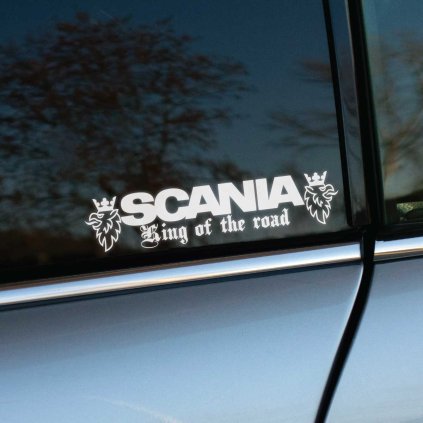 Plotrovaná nálepka na auto SCANIA s textom „King of the road“ a levími znakmi, ideálna pre vodičov kamiónov a fanúšikov značky.