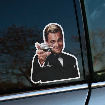 Tlačená nálepka s postavou v smokingu dvíhajúcou pohár šampanského, známy filmový moment s výrazom uznania.