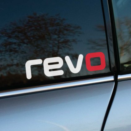 Plotrovaná nálepka na auto s logom revo, zaoblené biele písmo s kontrastným červeným „o“ ako výrazný dizajnový prvok.
