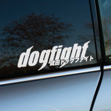 Biela samolepka „dogfight“ s japonskými znakmi 成田 (Narita) dodáva autu agresívny a závodný vzhľad, ktorý osloví nadšencov JDM a pouličných pretekov. Termín „dogfight“ evokuje napätie a súboj na ceste, čo odráža ducha rivality a adrenalínu, ktorý je typický pre japonskú tuningovú scénu. Tento dizajn perfektne vyniká na tmavom okne vozidla a je ideálnym doplnkom pre tých, ktorí chcú svojim vozidlom vyjadriť vášeň pre závodenie a japonskú automobilovú subkultúru.