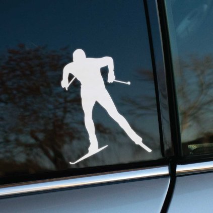 Plotrovaná nálepka na auto so siluetou bežkára v pohybe s palicami, ideálna pre fanúšikov zimných športov a bežkovania.