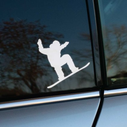 Plotrovaná nálepka na auto so siluetou snowboardistu vo vzduchu, ideálna pre fanúšikov snowboardingu a zimných športov.