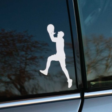 Plotrovaná nálepka na auto so siluetou basketbalistu v skoku s loptou, určená pre fanúšikov basketbalu.