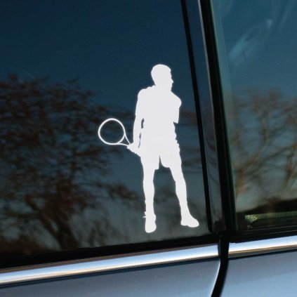 Plotrovaná nálepka na auto so siluetou tenistu s raketou v ruke, vhodná pre fanúšikov tenisu a športu.
