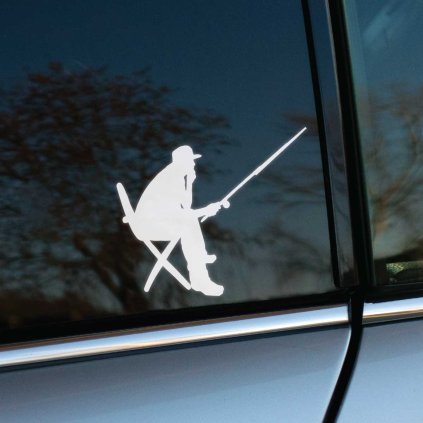 Plotrovaná nálepka na auto so siluetou rybára sediaceho na stoličke s udicou, vhodná pre nadšencov rybolovu.