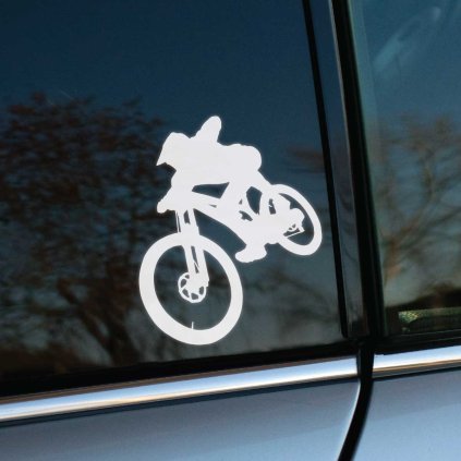 Plotrovaná nálepka na auto so siluetou cyklistu na horskom bicykli v akčnom zábere, určená pre fanúšikov MTB jazdy.