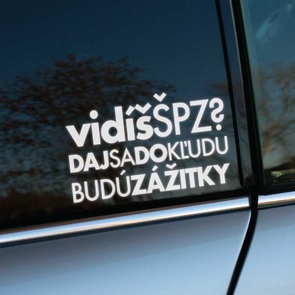 Vtipná nálepka s textom „Vidíš ŠPZ? Daj sa do kľudu, budú zážitky“ umiestnená na bočnom okne auta. Táto nálepka je ideálna pre vodičov, ktorí majú zmysel pre humor a chcú pobaviť ostatných účastníkov premávky. Skvelý spôsob, ako pridať autu osobnosť a ľahkovážnu atmosféru na cestách.