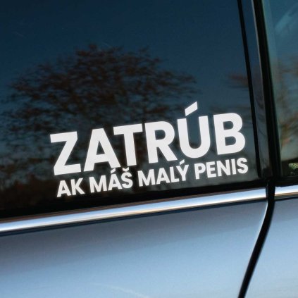 Provokatívna nálepka s textom „Zatrúb, ak máš malý penis“ umiestnená na bočnom okne auta. Táto odvážna nálepka je určená pre vodičov so zmyslom pre humor, ktorí chcú vyvolať reakcie na cestách a pobaviť okolie. Ideálny doplnok pre tých, ktorí chcú svojmu autu pridať štipku drzosti a irónie.