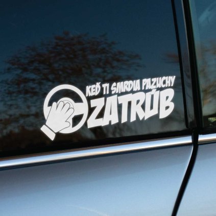 Humorná nálepka s textom „Keď ti smrdia pazuchy, zatrúb“ doplnená o grafiku ruky na volante, umiestnená na bočnom okne auta. Táto nálepka je skvelým spôsobom, ako vyvolať úsmev u ostatných vodičov a dodať autu vtipný a nevšedný charakter. Ideálna pre tých, ktorí majú radi zábavné a originálne detaily na svojom vozidle.