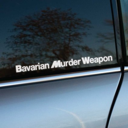 Plotrovaná nálepka s textom v modernom fonte, uprostred je logo divízie M a nápis znie Bavarian Murder Weapon.