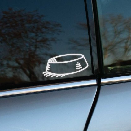 Plotrovaná nálepka s jednoduchou miskou na krmivo v štýle Simons Cat, s naznačeným tieňovaním pod misou.