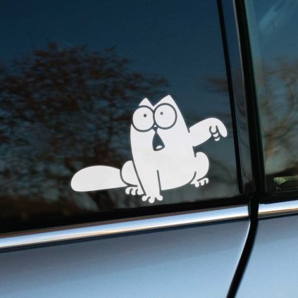 Plotrovaná nálepka s postavičkou mačky zo Simons Cat, sediacej s vystrašeným výrazom a ukazujúcou labkou.