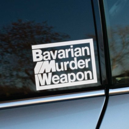 Plotrovaná nálepka na auto s textom Bavarian Murder Weapon a ikonickým M logom, výrazný tuningový doplnok pre fanúšikov BMW.
