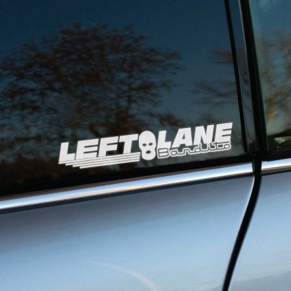 Plotrovaná nálepka LEFT LANE Bandito – Nápis s maskou banditu a rýchlostnými čiarami, určený pre rýchlych vodičov ľavého pruhu.
