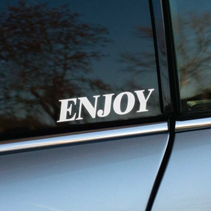 Plotrovaná nálepka ENJOY – Jednoduchý, elegantný nápis vo výraznom serifovom štýle, univerzálny pre rôzne typy vozidiel.