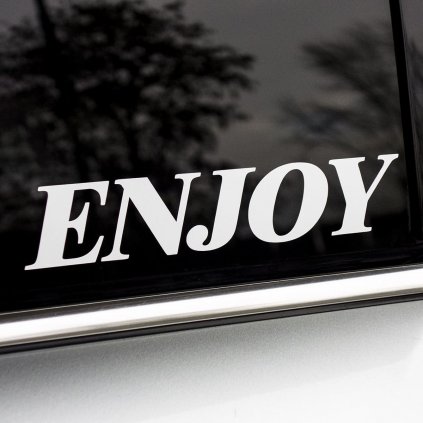 Plotrovaná nálepka ENJOY – Jednoduchý, elegantný nápis vo výraznom serifovom štýle, univerzálny pre rôzne typy vozidiel.