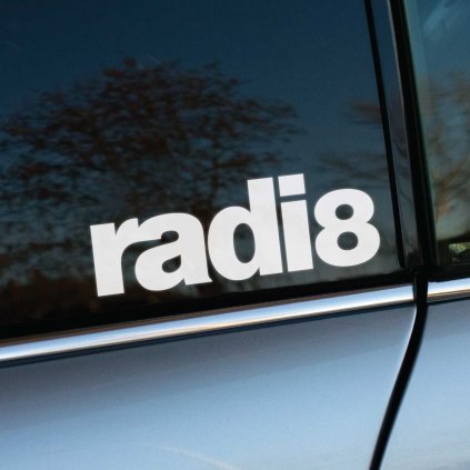 Biela nálepka „radi8“ s moderným a minimalistickým dizajnom nalepená na tmavom bočnom okne auta. Logo s výrazným písmom symbolizuje inováciu a štýl, pričom odkazuje na prémiové kolesá značky radi8, obľúbené v komunite tuningových nadšencov. Kontrast bieleho textu na tmavom skle zaisťuje jeho viditeľnosť, zatiaľ čo strieborná karoséria auta pridáva na sofistikovanom vzhľade. Perfektné pre motoristov, ktorí chcú zdôrazniť svoj vkus pre kvalitný a originálny dizajn kolies.   Kľúčové slová: nálepka radi8, tuningové kolesá, moderný dizajn, nálepky na auto, štýlové doplnky, personalizácia vozidla.