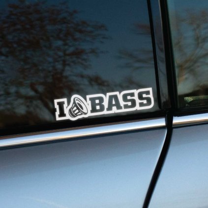 Plotrovaná nálepka s motívom subwoofera a textom „I BASS“ v štýle milovníkov silného audia.