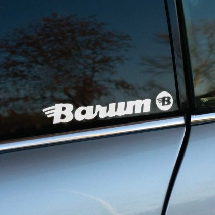 Biela nálepka s logom "Barum" a charakteristickým symbolom „B“ na zadnom okne automobilu. Tento elegantný a minimalistický dizajn je ideálny pre fanúšikov kvalitných pneumatík značky Barum. Nálepka svojím vzhľadom zvýrazňuje štýl vozidla a je vhodná pre tých, ktorí chcú podporiť túto známu značku. Perfektná ako tuningový doplnok alebo reklamný prvok na akékoľvek auto.  **Kľúčové slová:** nálepka na auto Barum, značkové nálepky Barum, reklamné nálepky na auto, tuningové nálepky Barum, nálepky na okno auta, polepy na auto Barum, dizajnové automobilové nálepky, nálepky pneumatík, kvalitné nálepky na auto, doplnky na auto Barum.