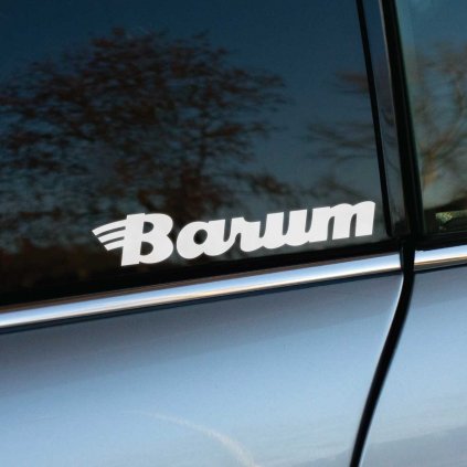 Biela nálepka s logom "Barum" na zadnom okne automobilu. Jednoduchý, ale výrazný dizajn tejto nálepky dokonale reprezentuje kvalitu a spoľahlivosť značky Barum, známej v oblasti pneumatík. Skvelý doplnok pre tuningové projekty, reklamné účely alebo jednoducho pre každého, kto chce podporiť túto ikonickú značku na svojom aute.  **Kľúčové slová:** nálepka na auto Barum, značkové nálepky Barum, nálepky na okno auta, tuningové nálepky Barum, reklamné nálepky na auto, polepy na auto, nálepky pneumatík, dizajnové automobilové nálepky, kvalitné nálepky na auto, doplnky na auto Barum.