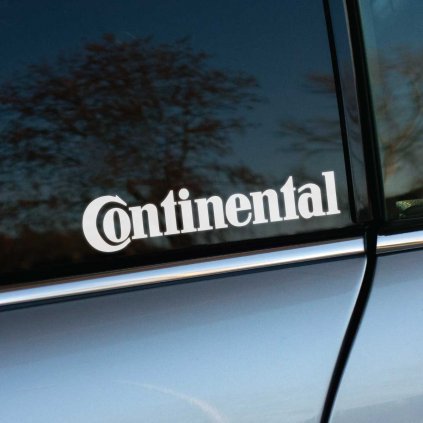 Biela nálepka s logom "Continental" na zadnom okne automobilu. Čistý a elegantný dizajn tejto nálepky zvýrazňuje renomé značky Continental, známej svojou kvalitou a inováciami v oblasti pneumatík. Táto nálepka je ideálnym doplnkom pre všetkých fanúšikov značky, ktorí chcú dodať svojmu autu štýlový a profesionálny vzhľad.  **Kľúčové slová:** nálepka na auto Continental, značkové nálepky Continental, reklamné nálepky na auto, nálepky na okno auta, tuningové nálepky Continental, polepy na auto, dizajn automobilových nálepiek, nálepky na podporu značky pneumatík, kvalitné nálepky na auto, doplnky na auto Continental.