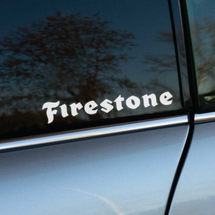 Biela nálepka s logom "Firestone" v retro štýle na zadnom okne automobilu. Tento unikátny dizajn vyniká svojím vintage písmom, ktoré podčiarkuje dedičstvo a kvalitu značky Firestone. Nálepka je ideálnym doplnkom pre nadšencov automobilovej kultúry a fanúšikov tejto ikonickej značky pneumatík. Skvelo sa hodí na akýkoľvek typ auta, pričom pridáva originálny a osobitý štýl.  **Kľúčové slová:** nálepka na auto Firestone, značkové nálepky Firestone, retro nálepky na auto, nálepky na okno auta, reklamné nálepky Firestone, polepy na auto, tuningové nálepky, dizajnové nálepky na auto, nálepky pneumatík, doplnky na auto Firestone.