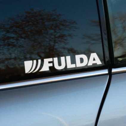 Biela nálepka s logom "Fulda" na zadnom okne automobilu. Tento jednoduchý a profesionálny dizajn nálepky je skvelým doplnkom pre fanúšikov kvalitných pneumatík značky Fulda. Nálepka je ideálna na zvýraznenie podpory tejto renomovanej značky a pridáva automobilu osobitý štýl. Vynikne na akomkoľvek type vozidla a perfektne dopĺňa tuning alebo reklamu.  **Kľúčové slová:** nálepka na auto Fulda, nálepky na okno auta, tuningové nálepky, reklamné nálepky na auto, značkové nálepky Fulda, polepy na auto, dizajn automobilových nálepiek, nálepky na podporu značky pneumatík, kvalitné nálepky na auto, doplnky na auto Fulda.
