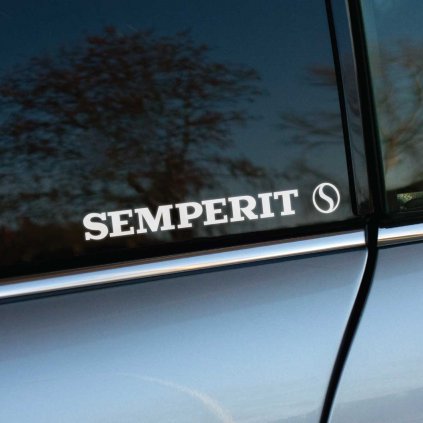 Biela nálepka „SEMPERIT“ s výrazným písmom a ikonickým logom v tvare kruhu je nalepená na tmavom bočnom okne strieborného automobilu. Minimalistický a čistý dizajn nálepky predstavuje spoľahlivosť a vysokú kvalitu značky SEMPERIT, ktorá je synonymom pre prémiové pneumatiky. Kontrast bielej farby na tmavom pozadí okna zvyšuje jej viditeľnosť a dodáva vozidlu jemný športový a profesionálny vzhľad. Ideálne pre vodičov, ktorí chcú svojmu autu dodať personalizovaný detail so symbolom dôveryhodnosti.  Kľúčové slová: nálepka SEMPERIT, tuning auta, pneumatiky, športový dizajn, nálepky na auto, personalizácia vozidla, kvalitné autodoplnky.