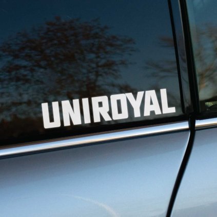 Biela nálepka s logom "Uniroyal" na zadnom okne automobilu. Tento čistý a moderný dizajn je ideálny pre tých, ktorí chcú reprezentovať kvalitnú značku pneumatík Uniroyal, známu svojou spoľahlivosťou a výkonom v náročných podmienkach. Nálepka je skvelým doplnkom pre tuning, reklamu alebo osobný štýl vozidla.  **Kľúčové slová:** nálepka na auto Uniroyal, značkové nálepky Uniroyal, nálepky na okno auta, reklamné nálepky na auto, tuningové nálepky Uniroyal, polepy na auto, nálepky pneumatík, dizajnové nálepky na auto, kvalitné nálepky na auto, doplnky na auto Uniroyal.